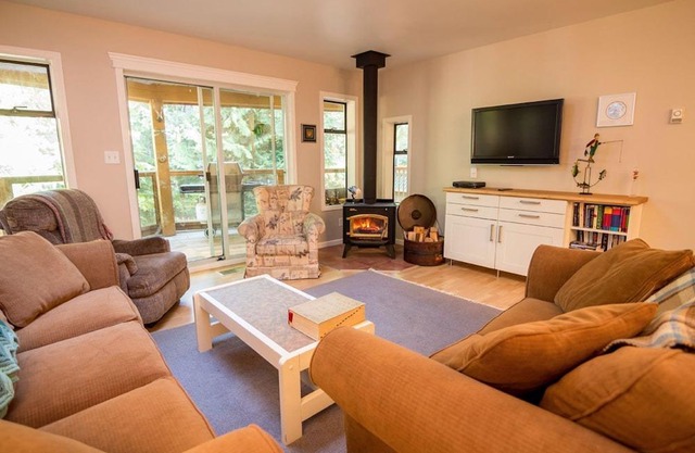 4 Bedroom Pet Friendly Cottage Quiet Secluded Waterfront Location In Secret Cove