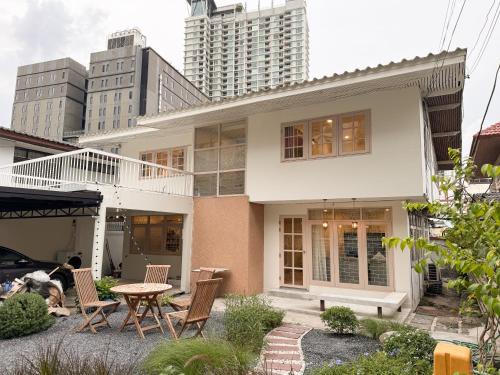 4 Bedroom Rustic Farmhouse Sleep 10 4 Mins walk to MRT