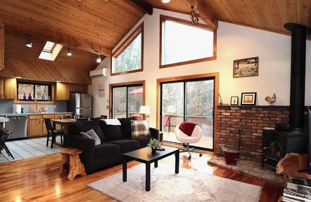 4-bedroom tranquil chalet near Hunter Mountain, incl. hot tub + game room