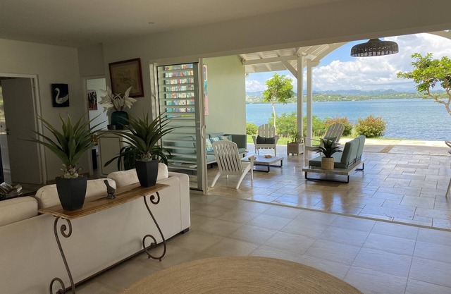 4-bedroom villa, pool, panoramic sea view, private beach and pontoon