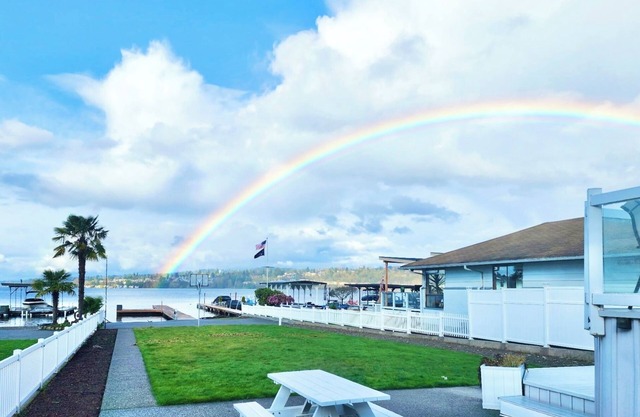 4 Beds Stunning Lakefront House with Dock Access