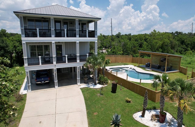 4 BR/4 Ensuite Bath/Games/Walk to Beach & Heated Pool/Spa