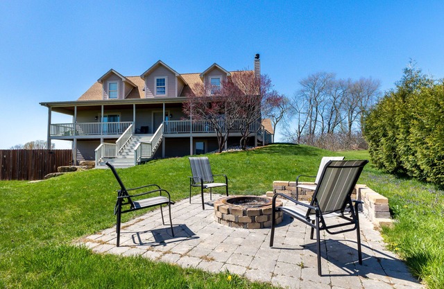 4 BR. Hot Tub. Pet Friendly. May Discounts!