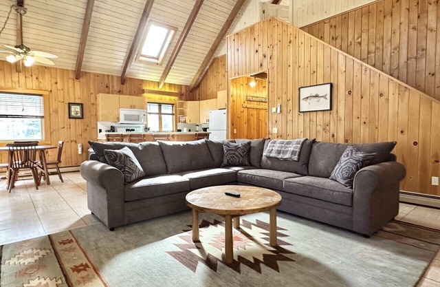 4 BR Wooded Getaway on Long Pond! [Woodsy Pines]