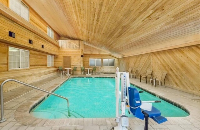 4 Comfortable Rooms w/Free Breakfast & Pet-Friendly Amenities just off Hwy 6