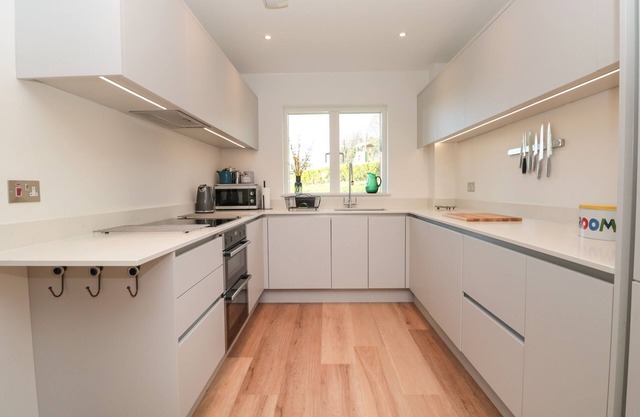 4 Court Terrace, Hillfield Village