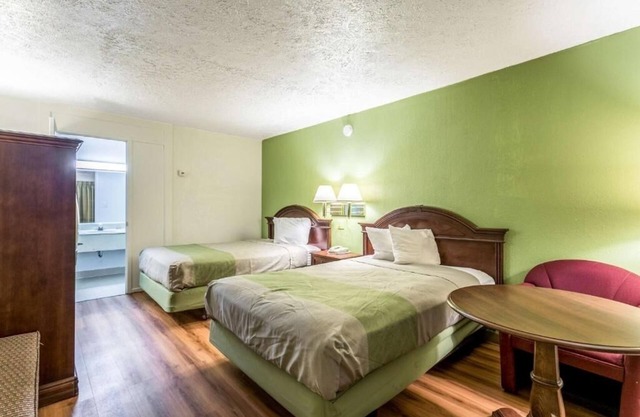 4 Inviting Rooms for Budget Travelers w/Free Breakfast & Laundry On-Site