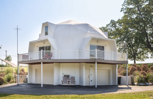 4 King Beds - Fast WiFi - Garage - Huge Yard