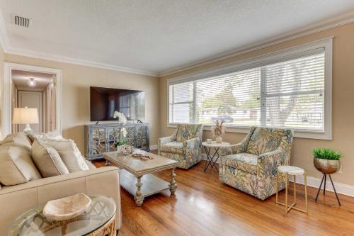 4 Mi to EverBank Stadium Family-Friendly Home!
