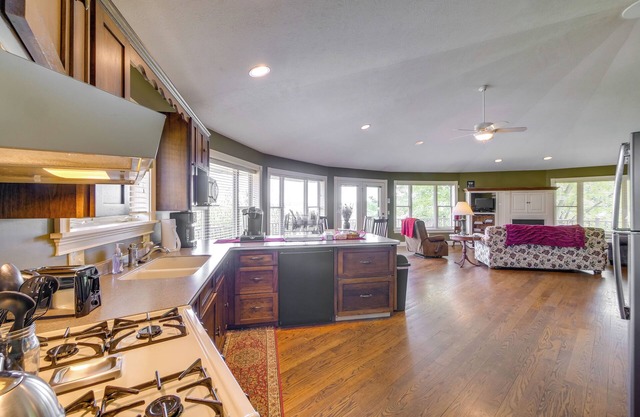 ~ 4 Mi to German Market: Millersburg Retreat