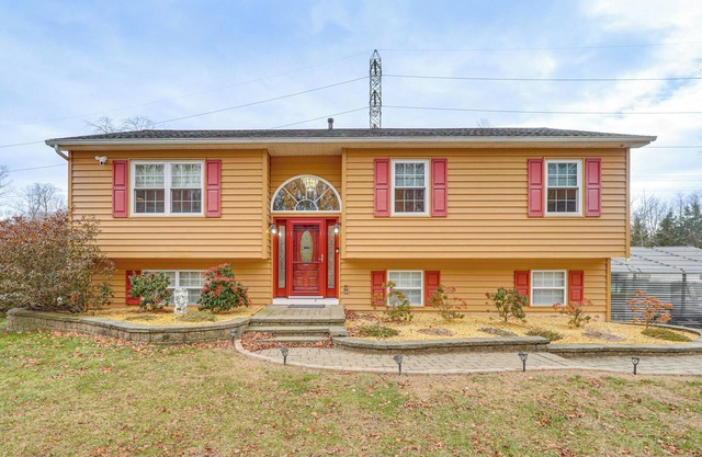 4 Mi to Hudson River: Cozy Newburgh Home!