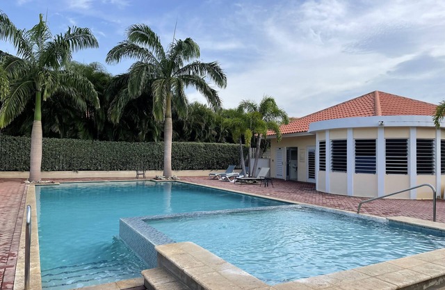 4-person villa with private garden, 10 min. from Jan Thiel Beach