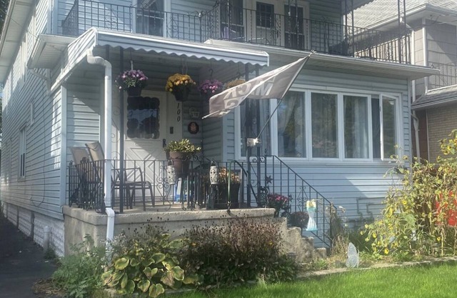 420 Friendly 3 bedroom upstairs apartment. Street parking. Covered porch