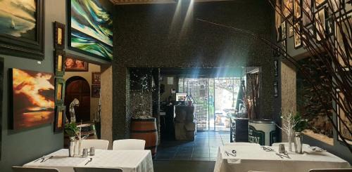 44 on Ennis Guest Lodge and Restaurant -