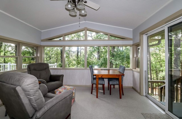 44 Pego Circle - HDTV, WIFI. A nicely updated vacation rental home near Lake