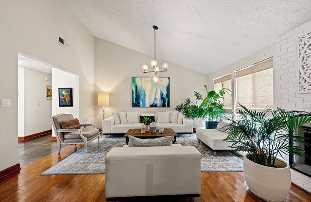 4BD 3Bath Modern City Escape
