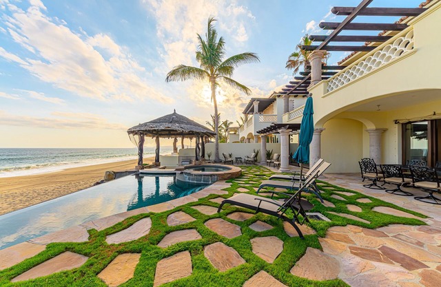 4BD Beachfront Villa with infinity pool and jacuzzi