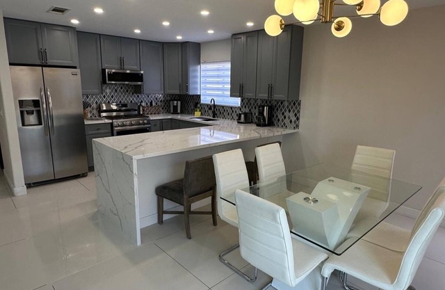 4bd Home w/big sun deck, pool, BBQ, Hot tub, Pet friendly, short ride to Strip