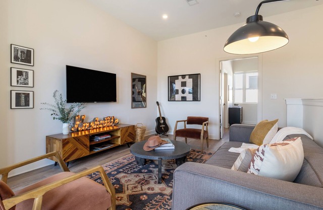 4BDR Bachelor Stay Near Broadway | Conway