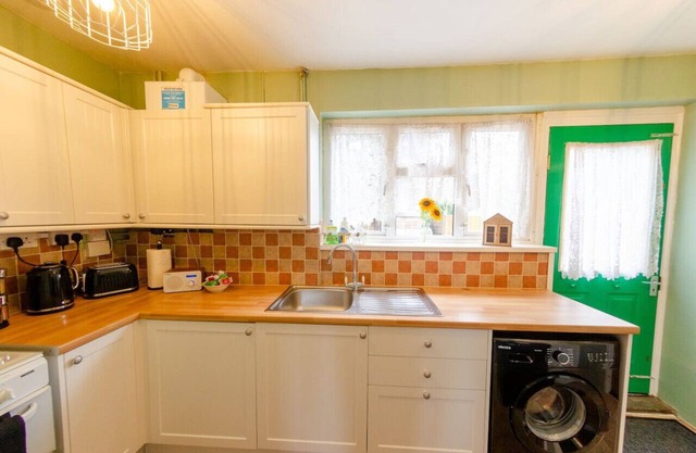 4BR 2Bath 1Walk-in Shower - Ample Parking - Long Stays Welcome