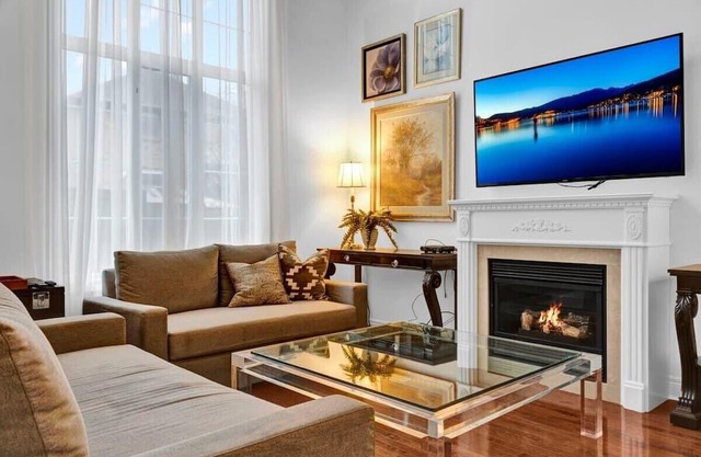 4BR Beautiful Spacious Home w Office!