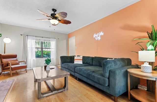 4BR Home l Hot Tub, Games, Close to Tybee & City