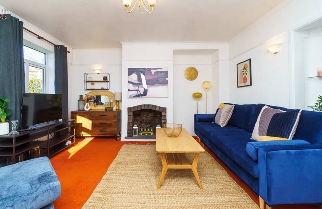 4BR House | WiFi | Parking