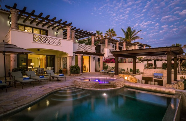 4BR Luxury Beachfront Home on Swimmable Beach