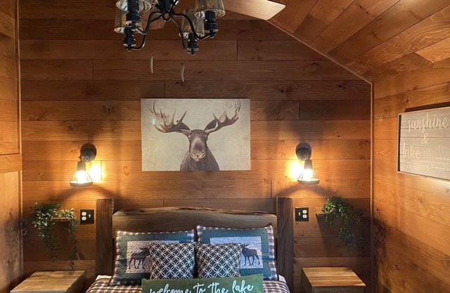 "4th Lake" One Bedroom, Luxury Waterfront Cottage at The Lakes, Old Forge