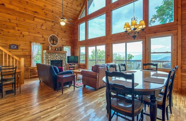 5 BD 3 BA Log Cabin Sleep 13 Long Range Views Hot Tub, Game Room Wifi Garage