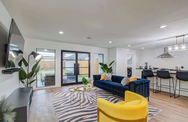 5-BD Modern Central Getaway w Hot Tub - Mins to DT