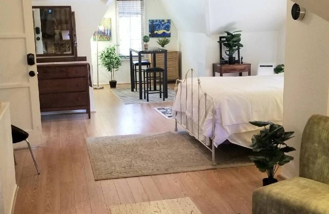 5 BDRM 100 YR OLD PASADENA ENGLISH COTTAGE CHARMER