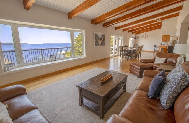 5 bdrm Waterfront W/HotTub