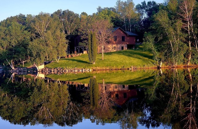 5 bed, 2 bath Lake Home, Sauna, screen porch, 2 kayaks, patio, otter island.