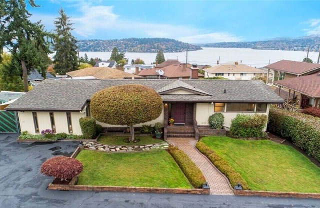 5 Bed home with a view! Close to shops, Seattle, and more!