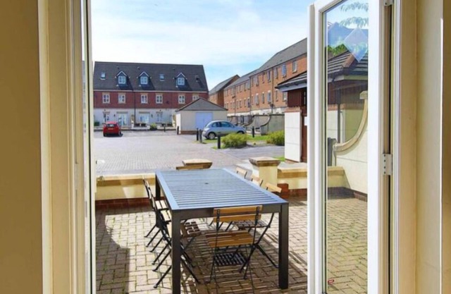 5 bed house sleeps 10 Cardiff with parking