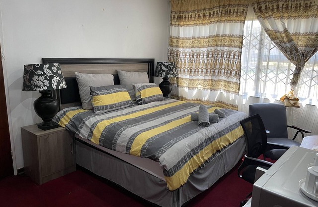 5 Bed House - Sleeps 10 - Pool - Parking - Wifi