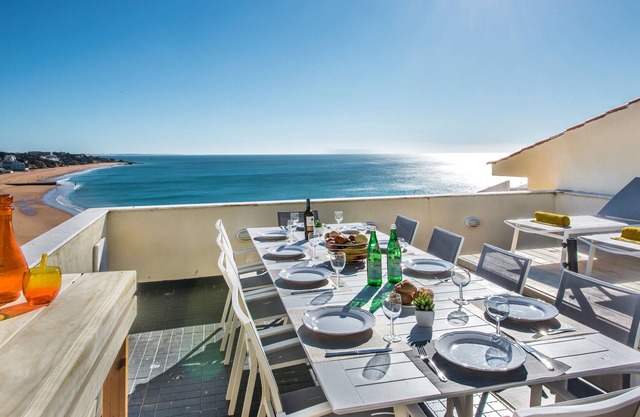 5 bed room villa on top of the Beach Unique spoot