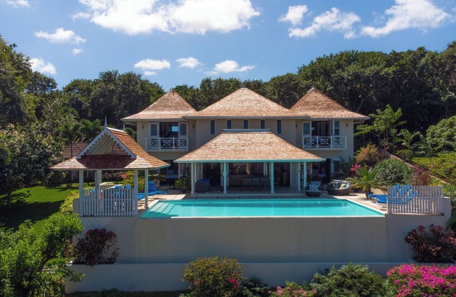 5 bed villa, gated community, private pool, fully staffed, private chauffeur