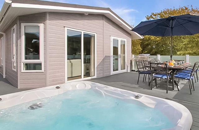 5 bedroom accommodation in Milford-on-Sea, Nr Lymington