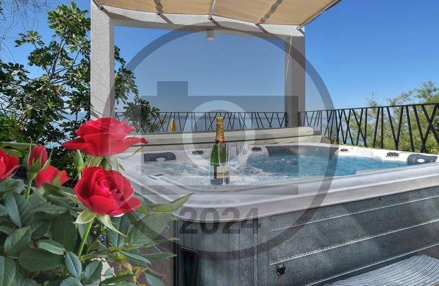 5 bedroom cozy home in Podstrana