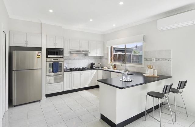5 bedroom family home in Oakleigh South
