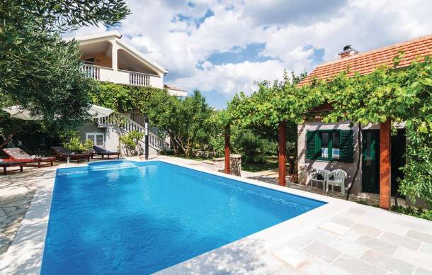 5 bedroom accommodation in Lisane Ostrovicke