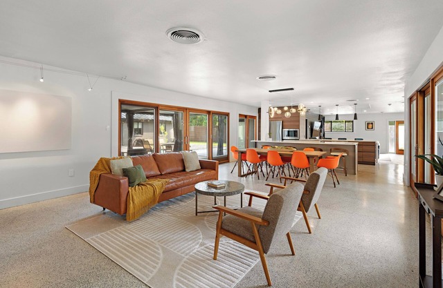 5 bedroom Luxe Home w/Basketball Court