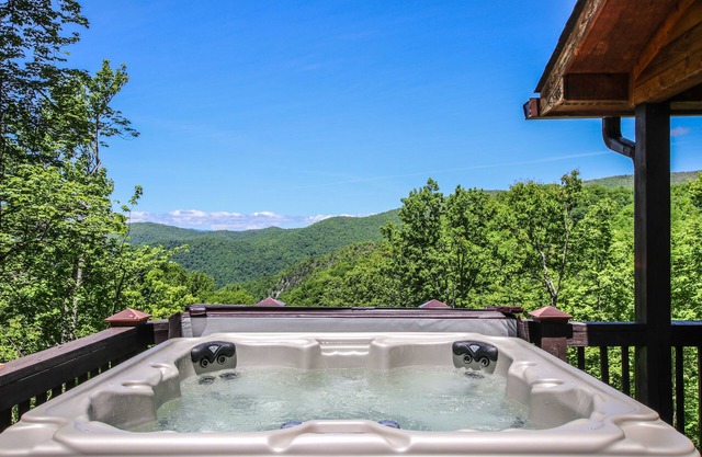 5 bedroom Luxury Cabin in Mountains of Maggie Valley, NC Hot tub and pool table.