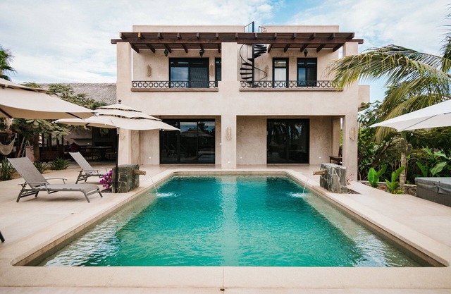 5 bedroom private resort with 42ft heated pool, jacuzzi, putting green and more!