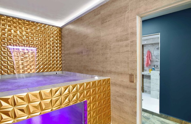 5 Bedroom Provenza! Golden Jacuzzi and pool table - 1 Block from Lleras