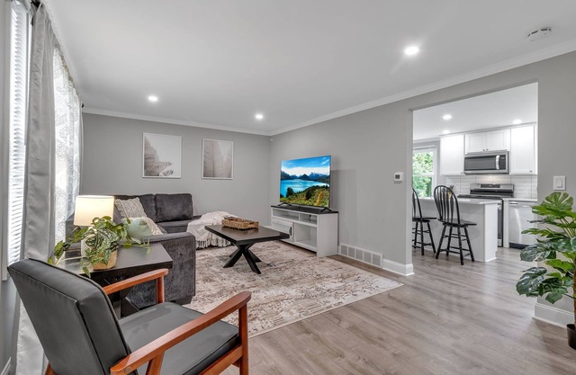 5-bedroom updated Home in Orchard Park w/2 Living rooms and 2 King beds.