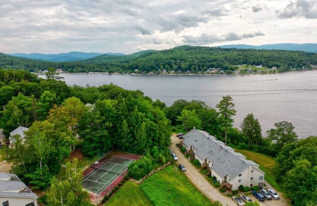 * 5 BEDS Lakefront Beach Access