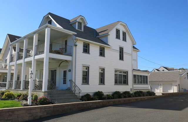 5 BR/3 BA - 250' from Beach - Great Ocean Views - Northern End